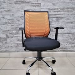 Кресло Barneo K-138 для персонала (черная ткань оранжевая сетка) в Нытве - nytva.mebel24.online | фото